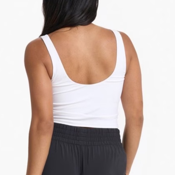 vuori women’s daily crop in white (no pads) - Picture 3 of 14